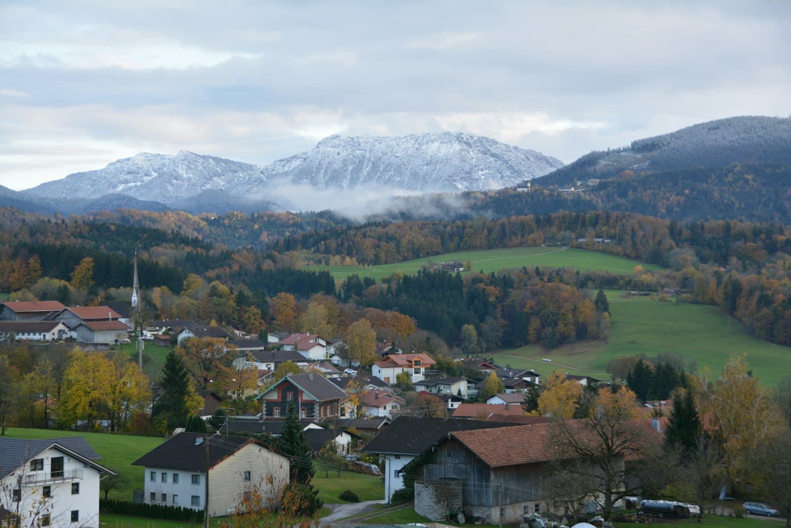 Sanfte Hügellandschaft in der Steiermark mit Wiesen und Wäldern