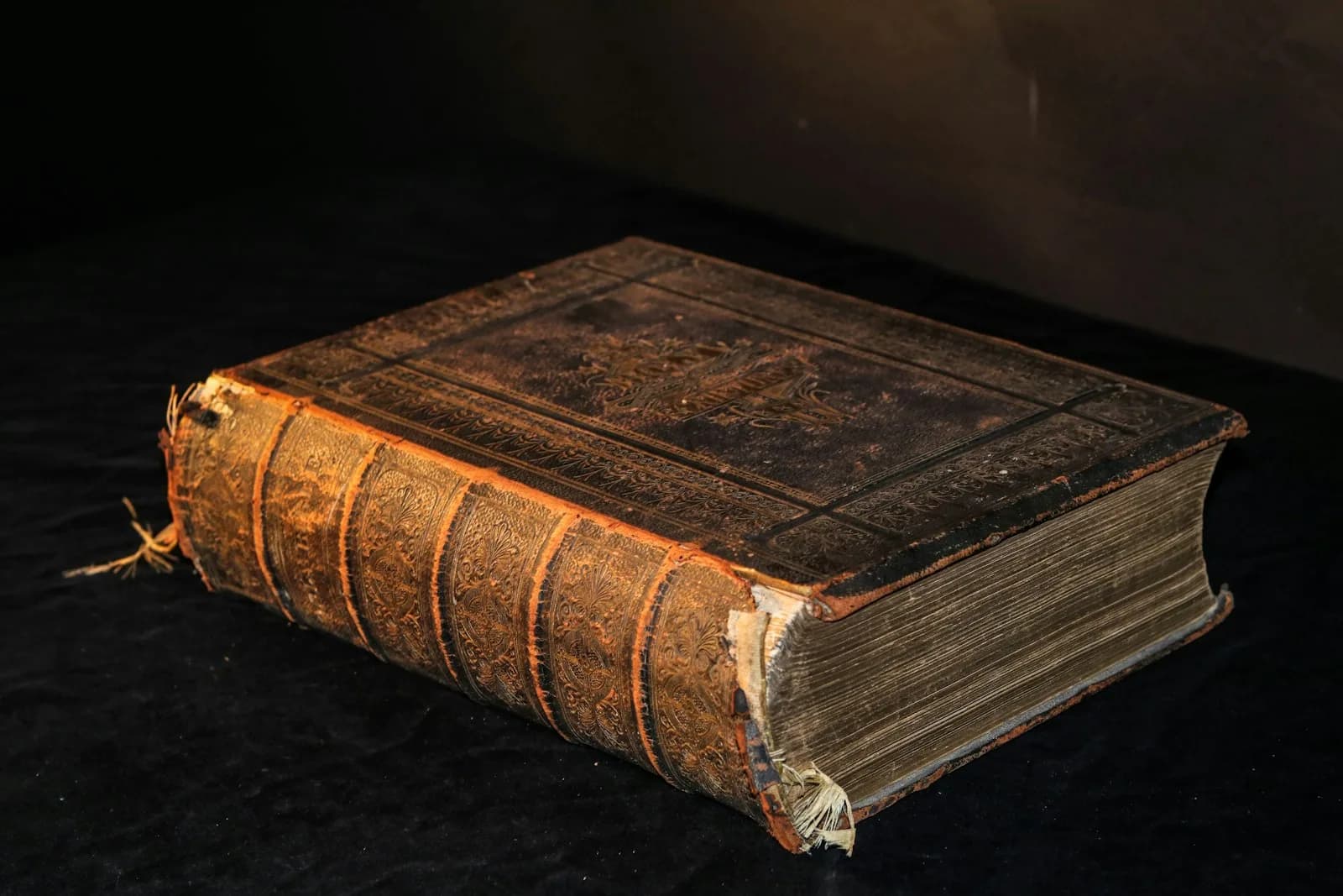 Aufgeschlagenes ledergebundenes Buch — Sinnbild des Grundbuchs