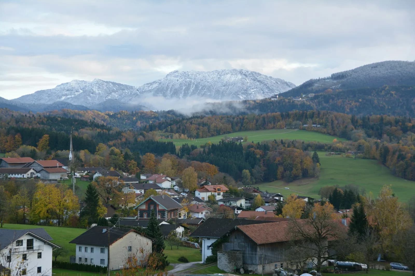 Sanfte Hügellandschaft in der Steiermark mit Wiesen und Wäldern